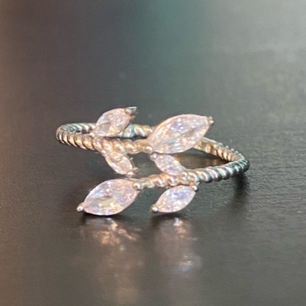 Charmed Aroma Tropical Leaf Ring Silver- Size 6.